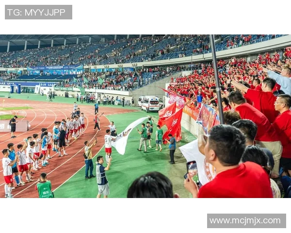 足球明星现场与球迷激烈互动引发热议，球场气氛瞬间升温