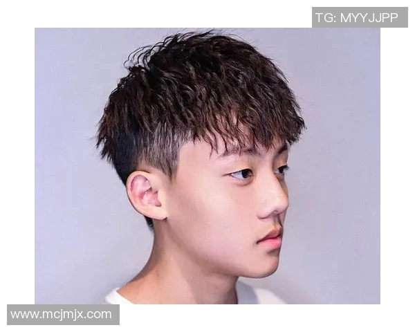 足球明星蓝白发型引领潮流风尚展现个性魅力与运动精神的完美结合